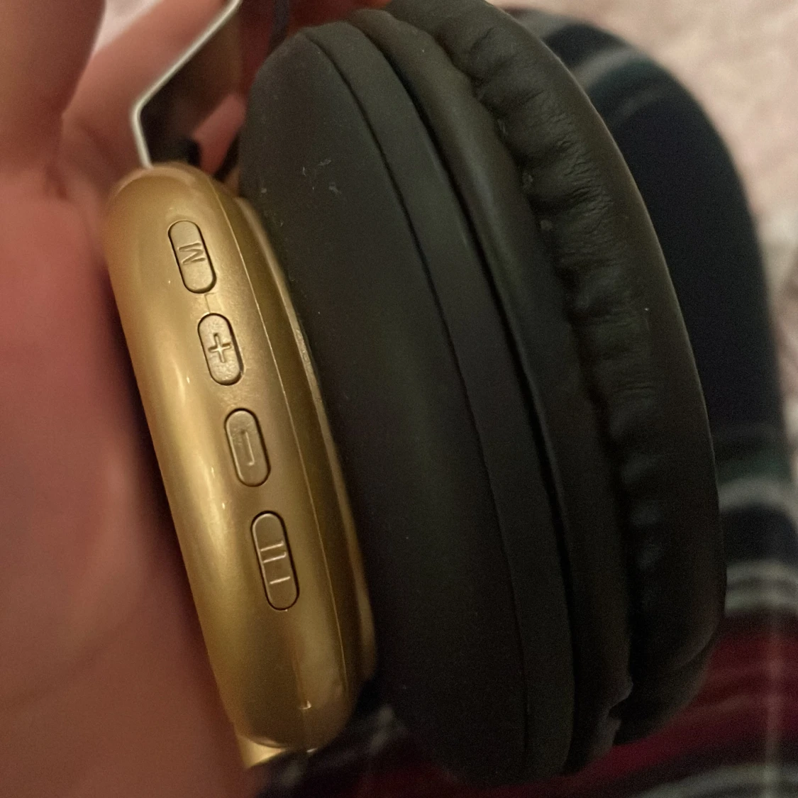 Svarta och guldiga hörlurar - 2