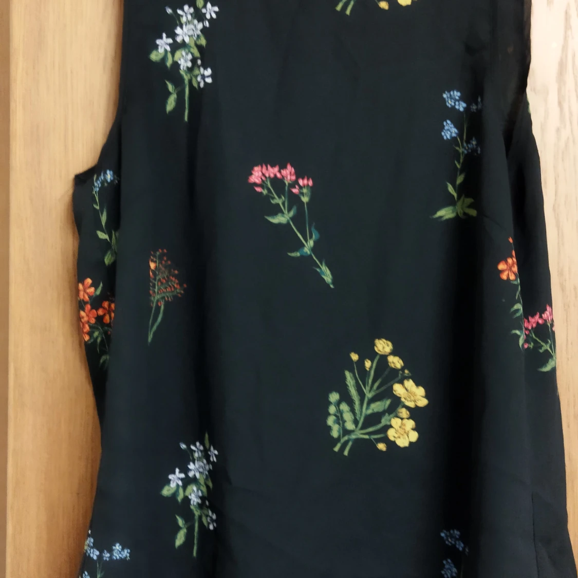 Svart blommig ärmlös blus