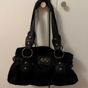 Svart väska - Supersnygg väska!!!