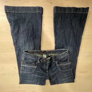 Lågmidjade bootcut jeans - Midjemåttet 38. Innerbenslängd 77. Grenmått 22. Hon på bilden är 163💗