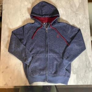 Ralph Lauren zip tröja grå - Skick: 8/10. Tröjan är i bra skick och har inga defekter. Från märket Ralph Lauren. Om du är osäker på om det kommer att passa kan du alltid fråga om mått! 