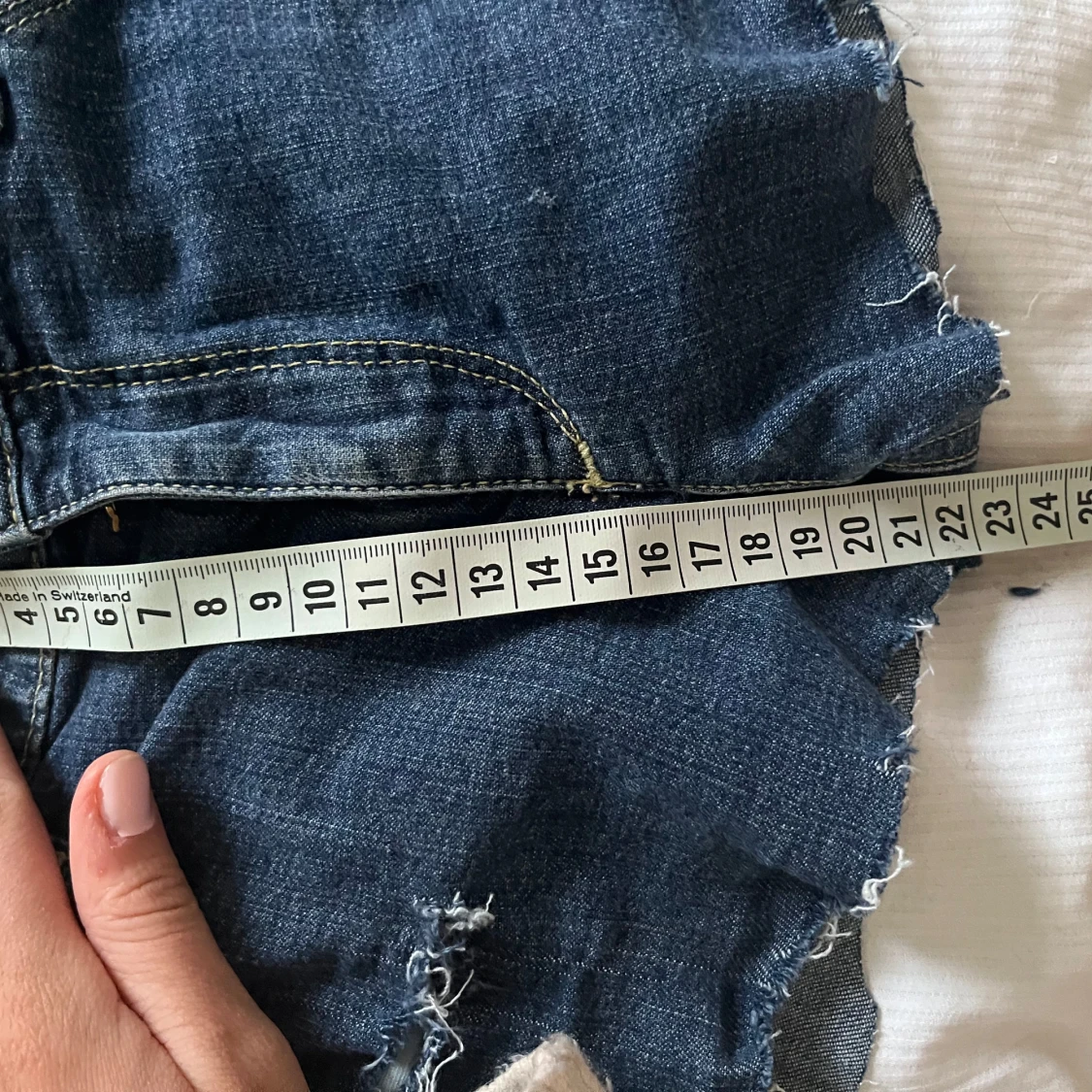 Blå jeansshorts med slitningar - 3