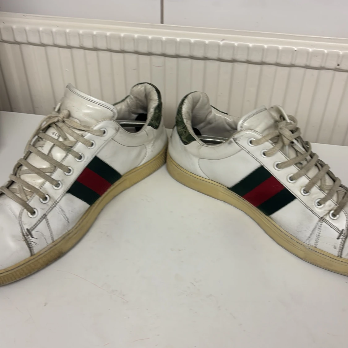 Vita sneakers med ränder - 1