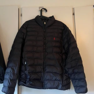 Ralph lauren jacka  - Säljer min Ralph lauren jacka som passar perfekt nu till våren. Inga skador. Lite sliten i krok öglan vilket man ser på bilden. Skriv gärna vid funderingar. 
