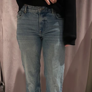 Blå jeans med hög midja - Snygga blå jeans mid waist och klassisk femficksdesign. De har en straight passform som ger en avslappnad look. Perfekta för en casual stil.