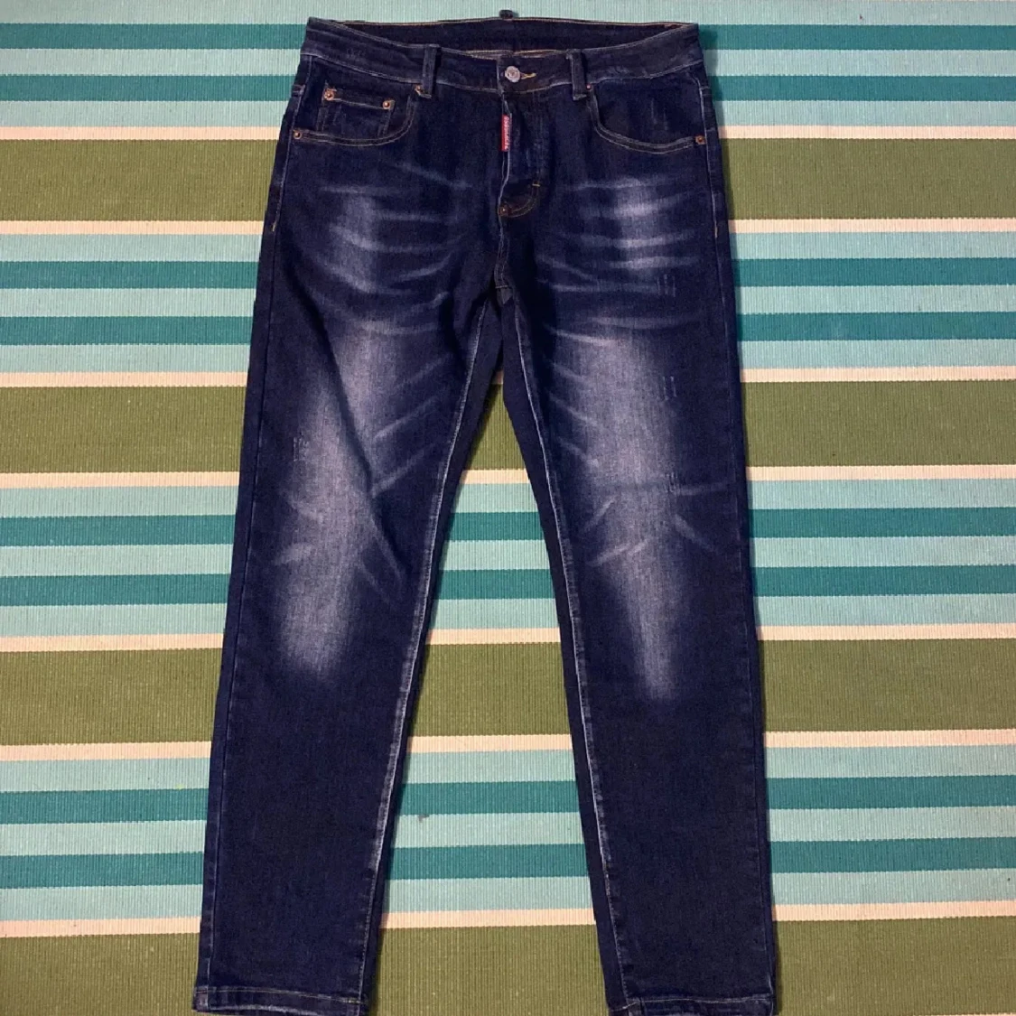 Mörkblå jeans med slitningar