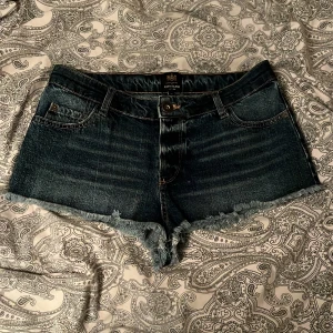 Jeansshorts från River Island - Snygga jeansshorts från River Island . Dem är marinblåa  och inte använda så är som nya!😊kontakta vid frågor och funderingar skulle säga passar m men kontakta för mått 
