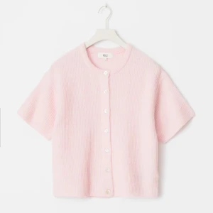 Rosa stickad kofta från Gina Young - Säljer en söt rosa stickad kofta från Gina Tricot. Den har korta ärmar och knappar framtill. Perfekt för en stilren och mysig look. Passar bra till både jeans och kjol. 💖Skriv för mer bilder!!