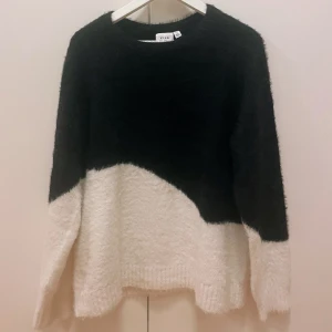 SNYGG STICKAD TRÖJA - Stickad tröja från VILA som liknar den från Other&Stories. Super fin och i jättebra kvalite!! Hör av er för mer info❤️