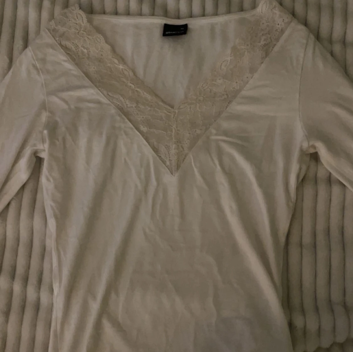 Vit långärmad topp med spetsdetaljer - 1