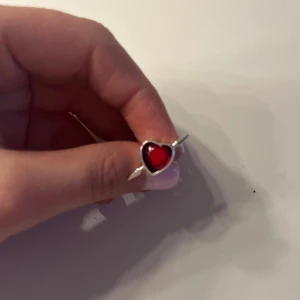 Rött silver hjärt örhänge  - Använt en gång. Rostfritt stål och nyckelfri