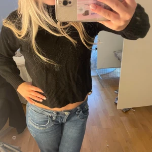Svart stickad tröja - Säljer en svart stickad tröja med långa ärmar och ribbade muddar. Hör av er vid frågor 💕