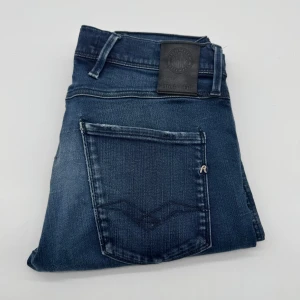 REPLAY ANBASS HYPERFLEX JEANS  - Replay anbass hyperflex jeans - Slim fit passform - Storlek W31/L32 - Nypris runt 1800kr -  Deluxecloset