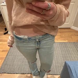 Ljusblå Low waist jeans - Jättesnygga Low flare ljusblåa jeans i strl. M i midjan och 31 i längden från bikbok💕💕säljer eftersom de är lite korta på mig som är 167cm