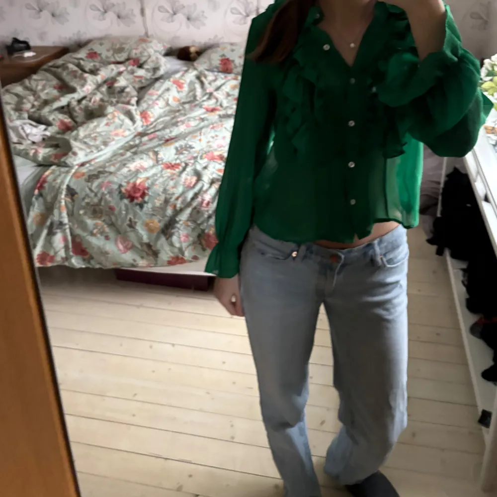 En jättefin grön blus med volanger från Zara i storlek xs som nästan aldrig är använd. . Puserot.