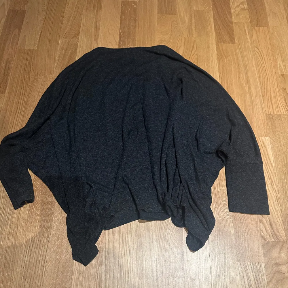 Säljer en stilren mörkgrå tröja från MNG. Tröjan har en lös passform och långa ärmar, perfekt för en avslappnad look. Passar bra till både jeans och kjol. Kontakta mig för mer info eller köp direkt!. Neuletakit & Villapaidat.