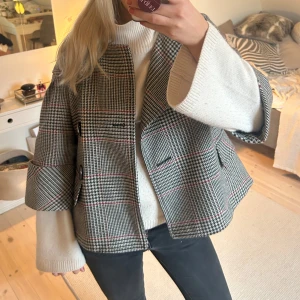 Trekvartsärmad kappa - Sååå snygg trekvartsärmad kappa från Zara i ett rutat mönster 😍älskarrr