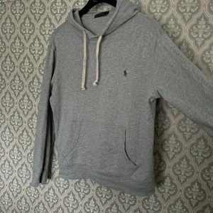 Ralph lauren hoodie - Riktigt fin ralph lauren hoodie i storlek S. Den är i bra skick utan defekter. Bara att skriva vid frågor🙌🏻🙌🏻