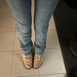 Blå skinny bootcut jeans - Snygga blå skinny bootcut jeans från Zara! Jag skulle säga att de är midrise, men det skiljer sig nog från person till person 💗anledningen till att jag säljer de för att de är för stora för mig i midjan + de är för långa (jag är 160) 😚💕