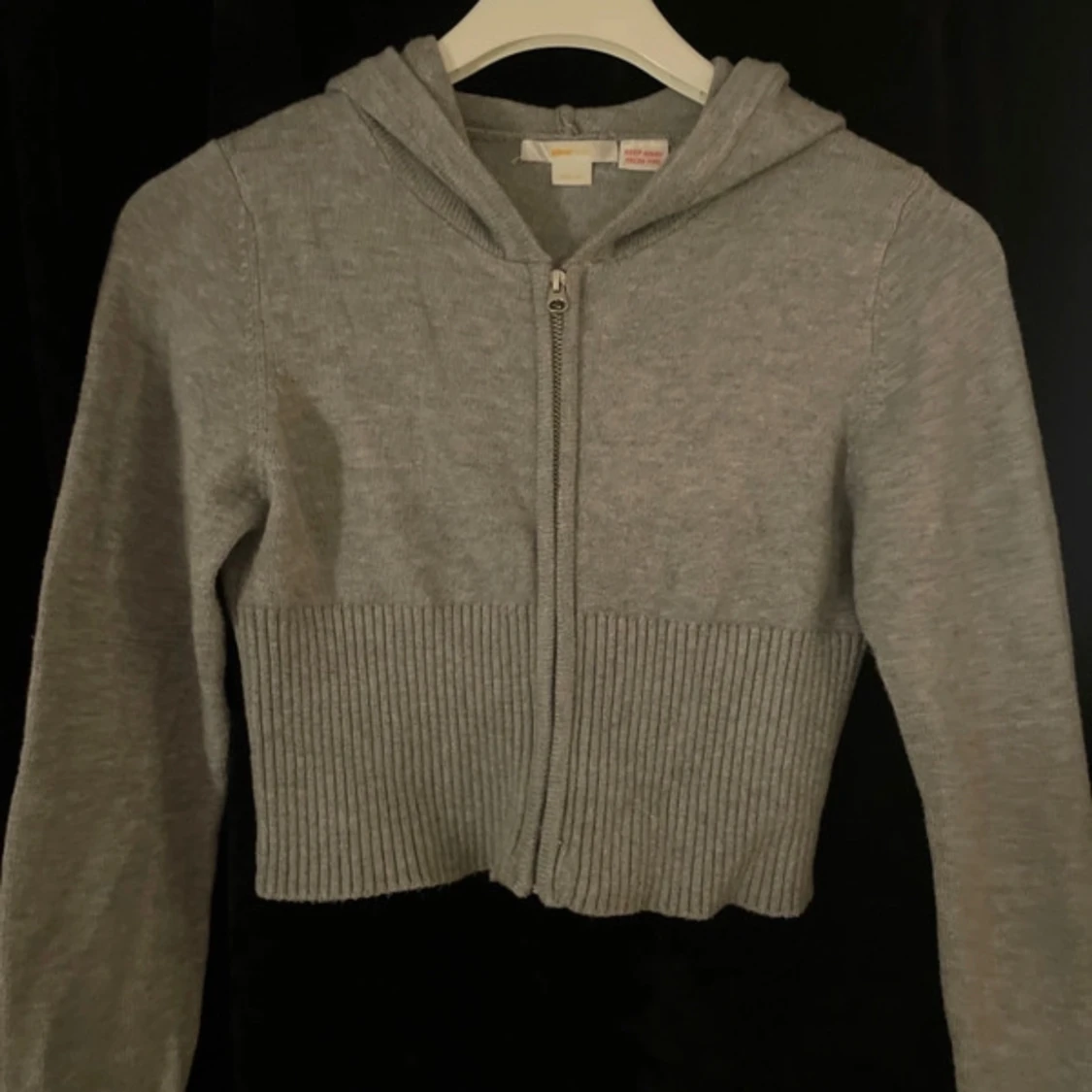 Grå croppad hoodie från Gina Tricot - 2