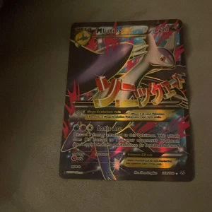 Pokémonkort M Latios EX - Säljer ett Pokémonkort med M Latios EX. Kortet har en färgglad design med en bild av Latios och text på både engelska och japanska. Det är ett specialkort med 220 HP och har attacker som Sonic Ace.