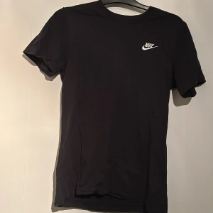 Svart t-shirt från Nike - Tja! Säljer nu min nike thsirt som inte kommer till någon användning, den är perfekt till vardag och till träning
