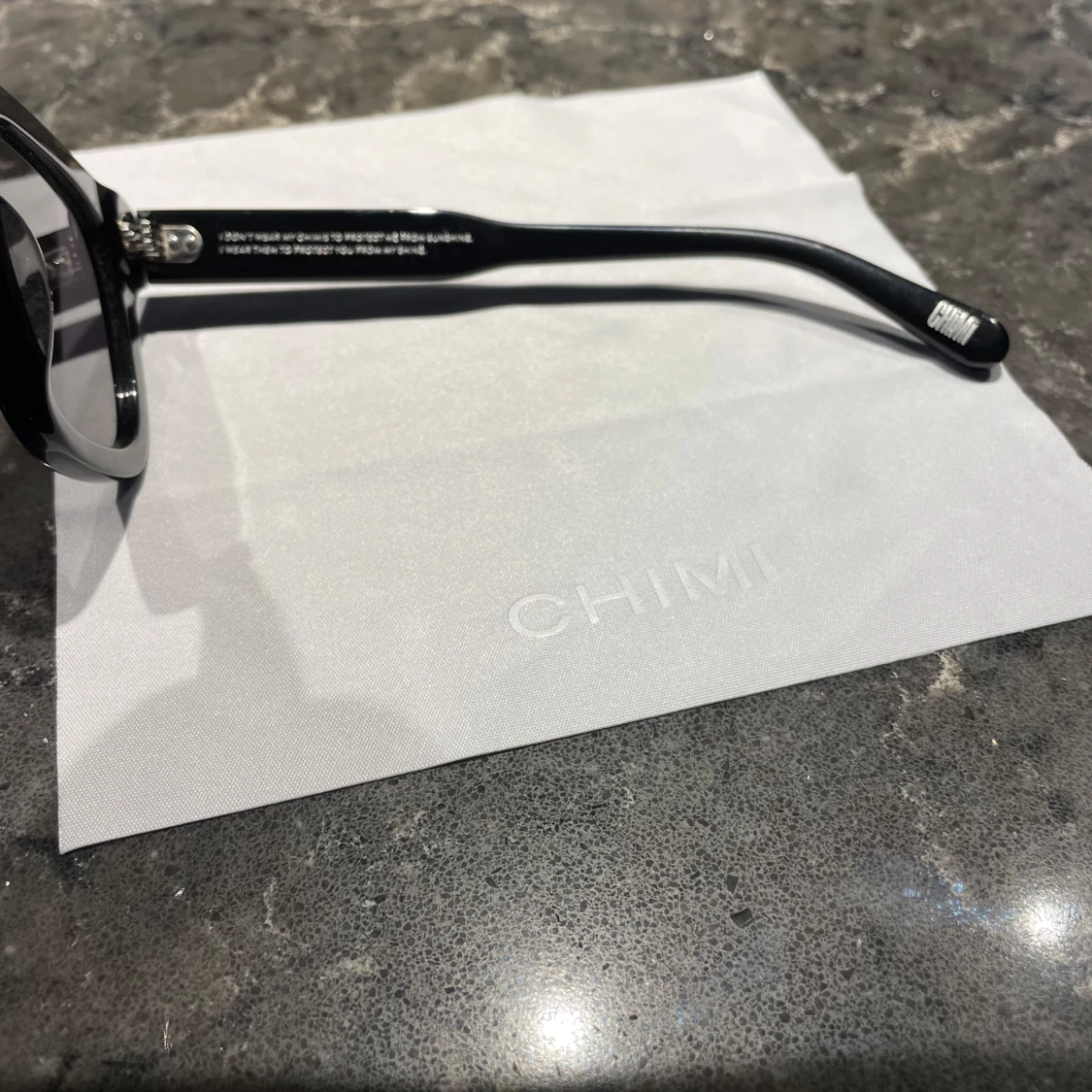 Svarta solglasögon från CHIMI - 4