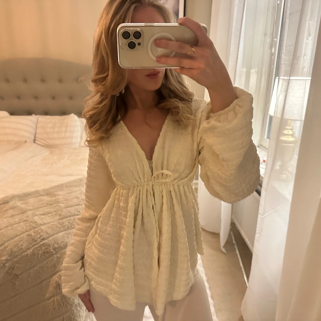 Vit långärmad blus med knytband