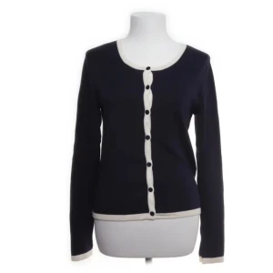 Mörkblå/svart  kofta från Vero Moda - Snygg MÖRKblå kofta från Vero Moda med kontrasterande vita kanter och svarta knappar. Perfekt för en stilren look. Långärmad design som passar bra till både jeans och kjol.