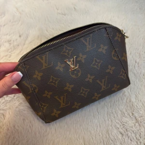 Necessär/clutch - Säljer en snygg brun necessär/clutch. Perfekt för att hålla dina småsaker organiserade med stil.