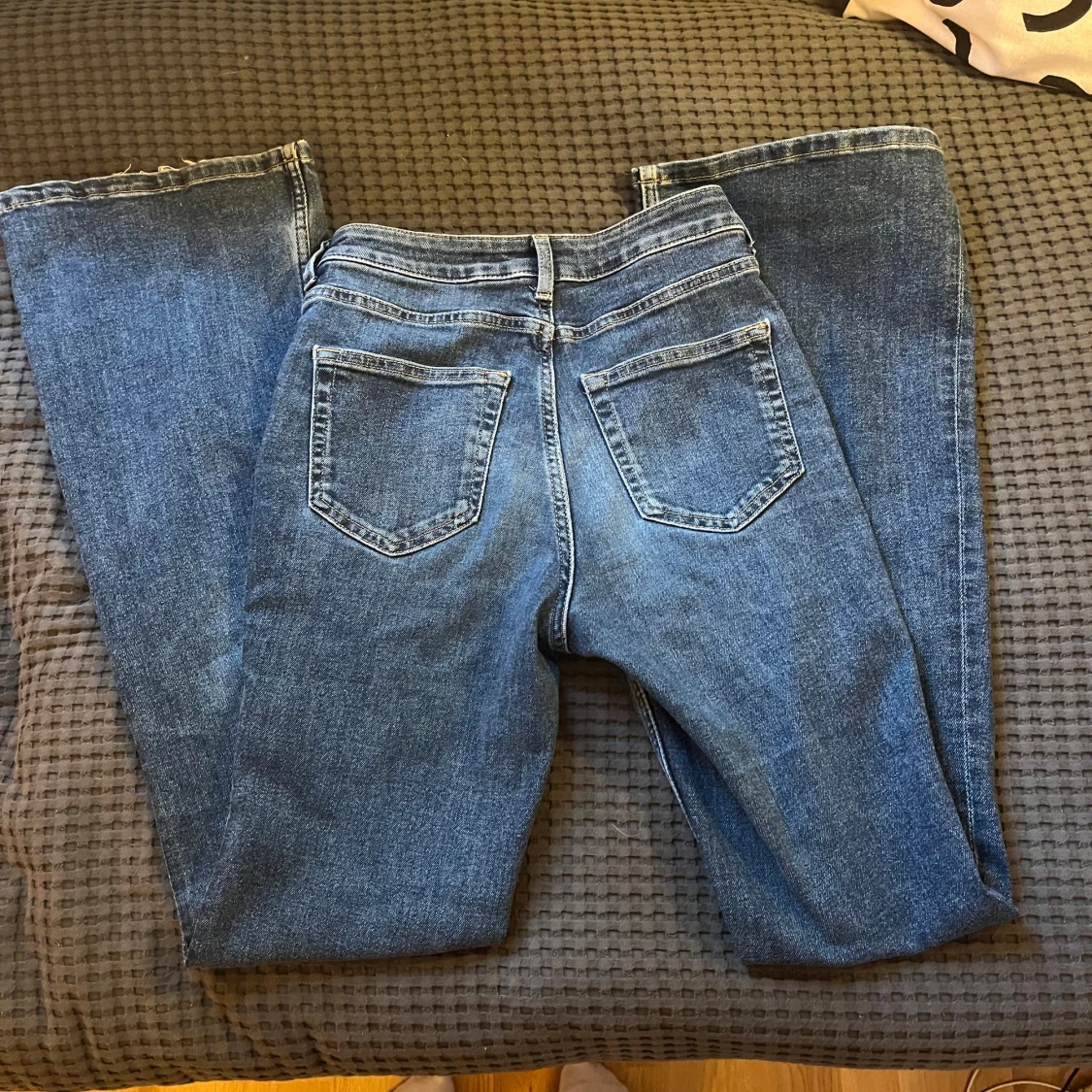Mid waist bootcut jeans från H&M - 3