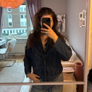 Blå jeansjacka med dragkedja - Säljer en blå jeans-aktig blus/jacka med dragkedja och en osynlig knytning i midjan så man får en tightare passform 🤩Så snygg att ha som topp eller som jacka!