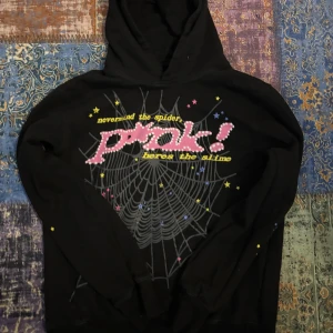 Svart Sp5der hoodie - Säljer en svart hoodie från Sp5der, säljer pga lite för stor för mig