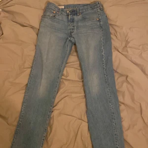 Ljusblå Levis 501 jeans  - Ljusblå Levis 501 jeans i straight fit. Var i storlek W31 L32 men kortats ner till W31 L30