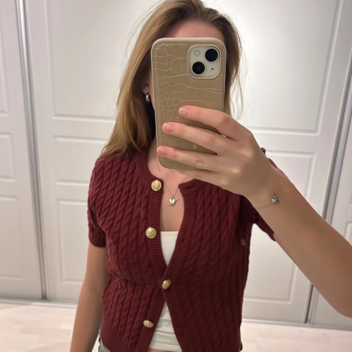 Vinröd kofta med korta ärmar