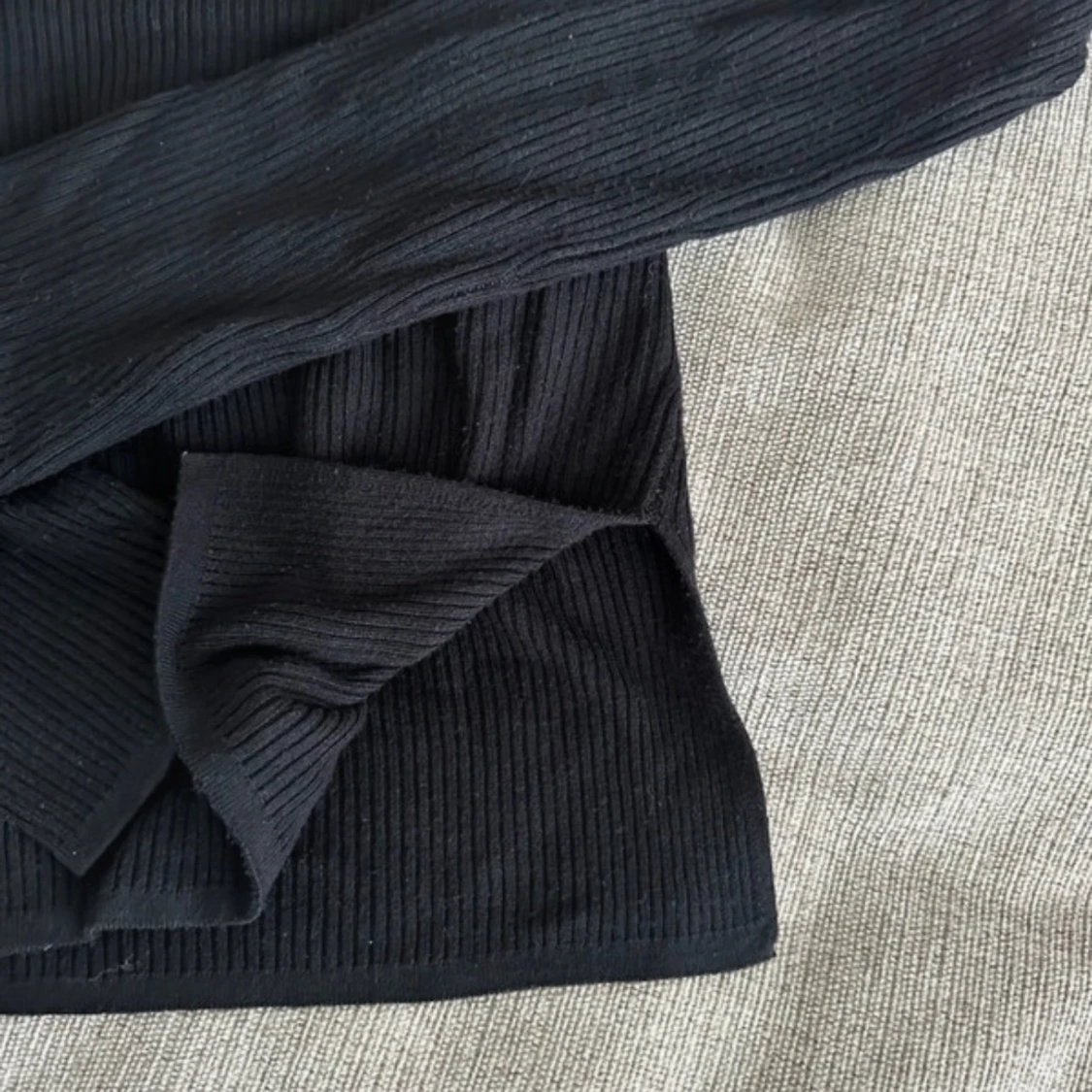 Svart ribbad långärmad topp från bikbok  - 1