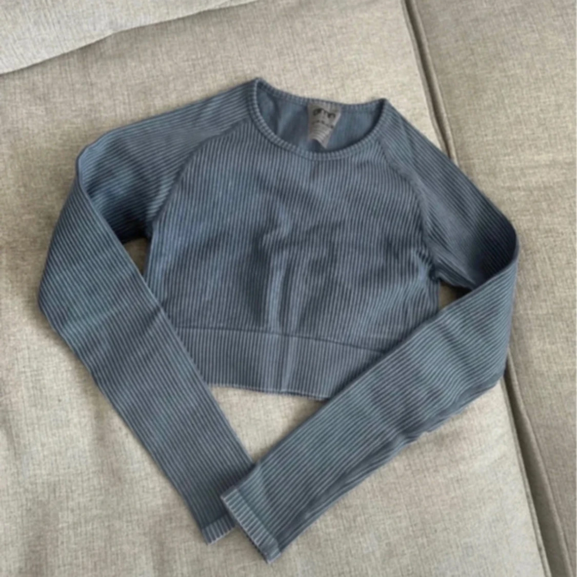 Blå ribbad croppad tröja