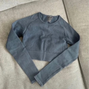 Blå ribbad croppad tröja - Snygg blå croppad träningströja från aimn med ribbad struktur och långa ärmar. 