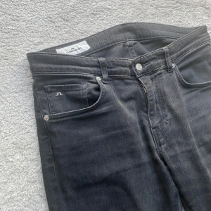 Svarta jeans från J.Lindeberg - Ett par feta jeans från J.Lindberg | Skick: 8,5/10 | Modell: Jay- Slim | Hör av er vid fler frågor!🦦