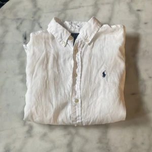 Vit skjorta från Polo Ralph Lauren - Säljer min vita linneskjorta från polo Ralph lauren.  Helt i nyskick endast provad ett fåtal gånger. Storlek: 14-16 years men passar som en vanlig S.