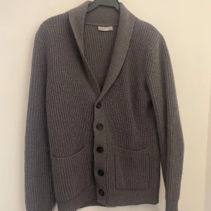 Cardigan från Guido Maria Kretschmer - Grå Cardigan från Gudio Maria Kretschmer, Snygg Cardigan och nypris runt 1000kr, skriv om ni är intresserade eller har frågor, priset är inte hugget i sten och kan sänkas vid snabb affär!✅