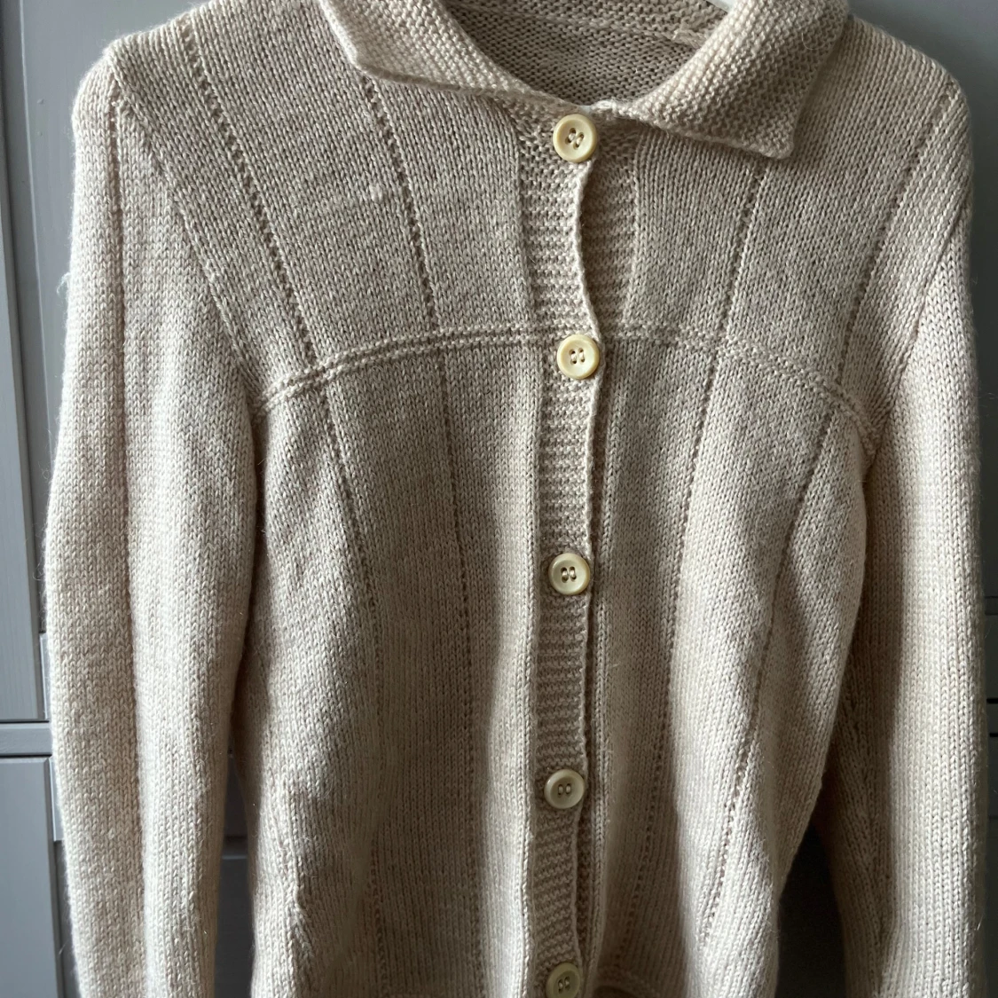 Beige stickad kofta med knappar