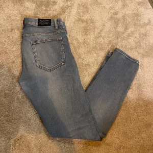 Peak Performance Jeans  - Ett par stilrena Peak Performance jeans i oerhört bra skick! Jensen sitter slimfit. Style: BOB D2M Size: 32 Length 34 men sitter lite mindre i storleken.  Hör av er vid frågor eller funderingar!⚪️⚫️🔔