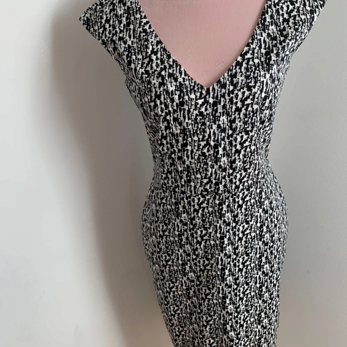 Svartvit mönstrad klänning - 1