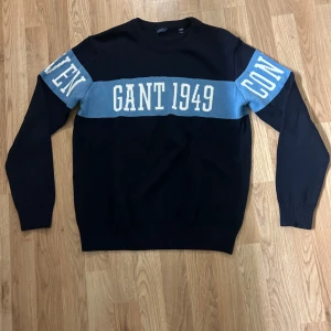 Stickad Gant Tröja - Säljer denna finstickade och unika tröja ifrån Gant. Tröjan är i helt perfekt skick och är i väldigt bra kvalite. Storlek 176 Cm. Hör gärna av er vid funderingar så löser vi en bra affär. (Lägg gärna prisförslag). 