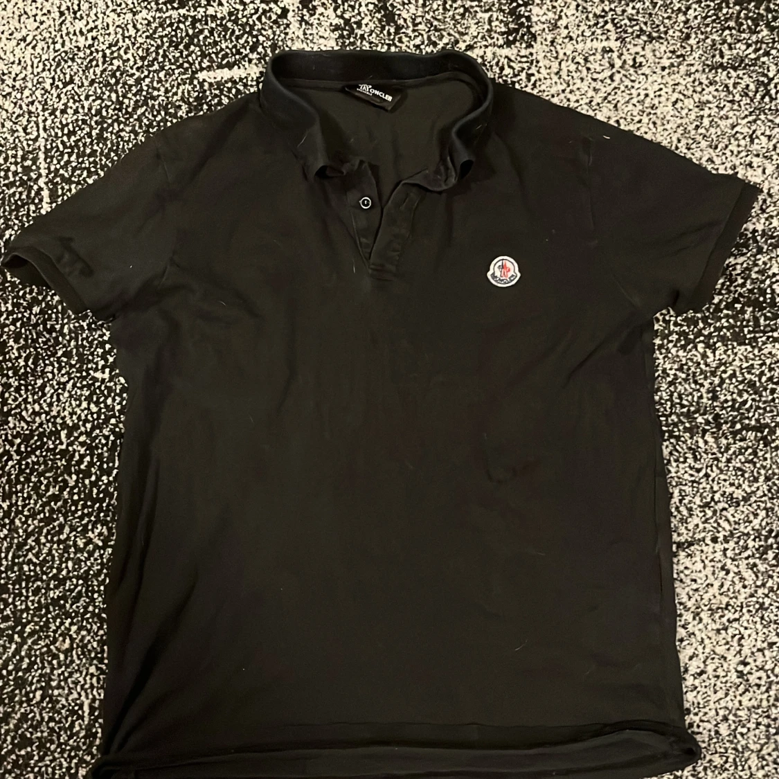 Svart pikétröja från Moncler