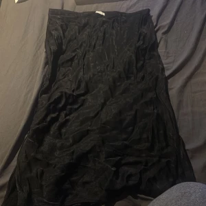 Kjol hm  - Säljer denna superfina lång kjol ifrån hm med slits, används inte därav skrynklorna❤️