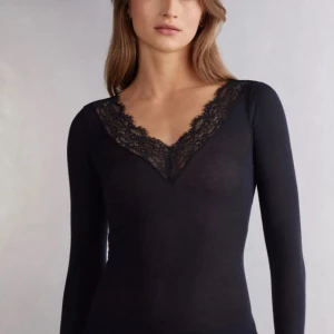 Svart långärmad topp med spetsdetaljer - Söker efter en sån här intimissimi tröja med spets för typ 200-310kr helst i svart och i strl S