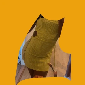 Gul ribbad klänning - Trendig gul ribbad klänning med en unik cut-out detalj på sidorna. Klänningen är tight och kort, perfekt för en somrig look. Den har smala axelband och en figurnära passform som framhäver silhuetten.