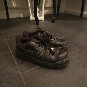 Nike Air force svart - Äkta svarta Air Force, Inuti skorna har det blivit slitage, men det påverkar inte hur de används och kommer inte att synas när man har dem på sig. Betalning endast via Swish!